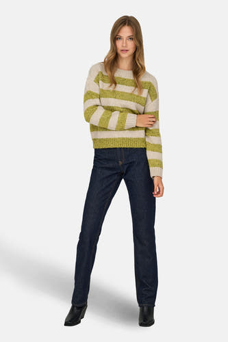 Multikleurige trui met ronde hals van ONLY®, met horizontale strepen, gecombineerd met donkerblauwe jeans en zwarte laarsjes.
