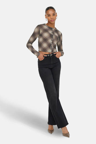 T-shirt marron à manches longues de ONLY, avec une impression imprimée et porté avec un jeans noir et des escarpins marrons.