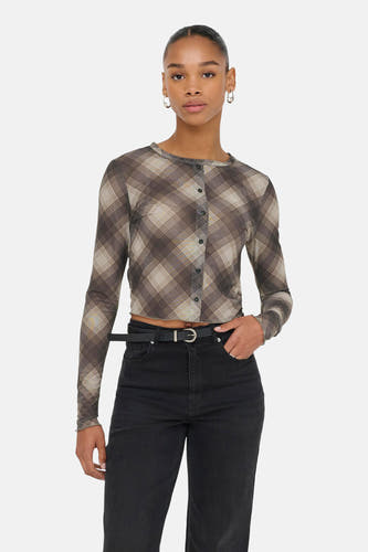 T-shirt marron à manches longues de ONLY, avec un motif rayé, porté avec un pantalon noir et une ceinture.
