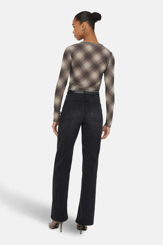 T-shirt marron à manches longues de ONLY, avec un motif rayé, associé à un jean noir et des baskets.