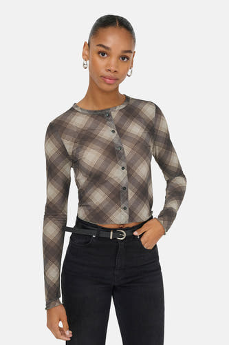 Manche à longs manches brune d'ONLY, avec un motif de carreaux, associée à des jeans noirs et une ceinture noire.