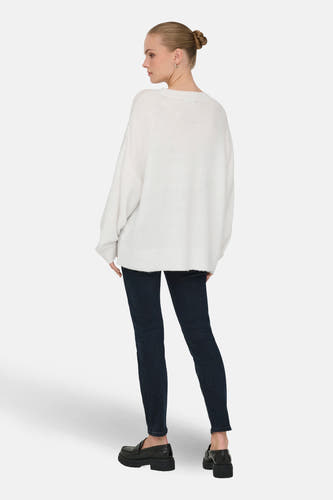T-shirt blanc avec col rond de JDY, vu de derrière, associé à un jeans foncé et des loafers noirs.
