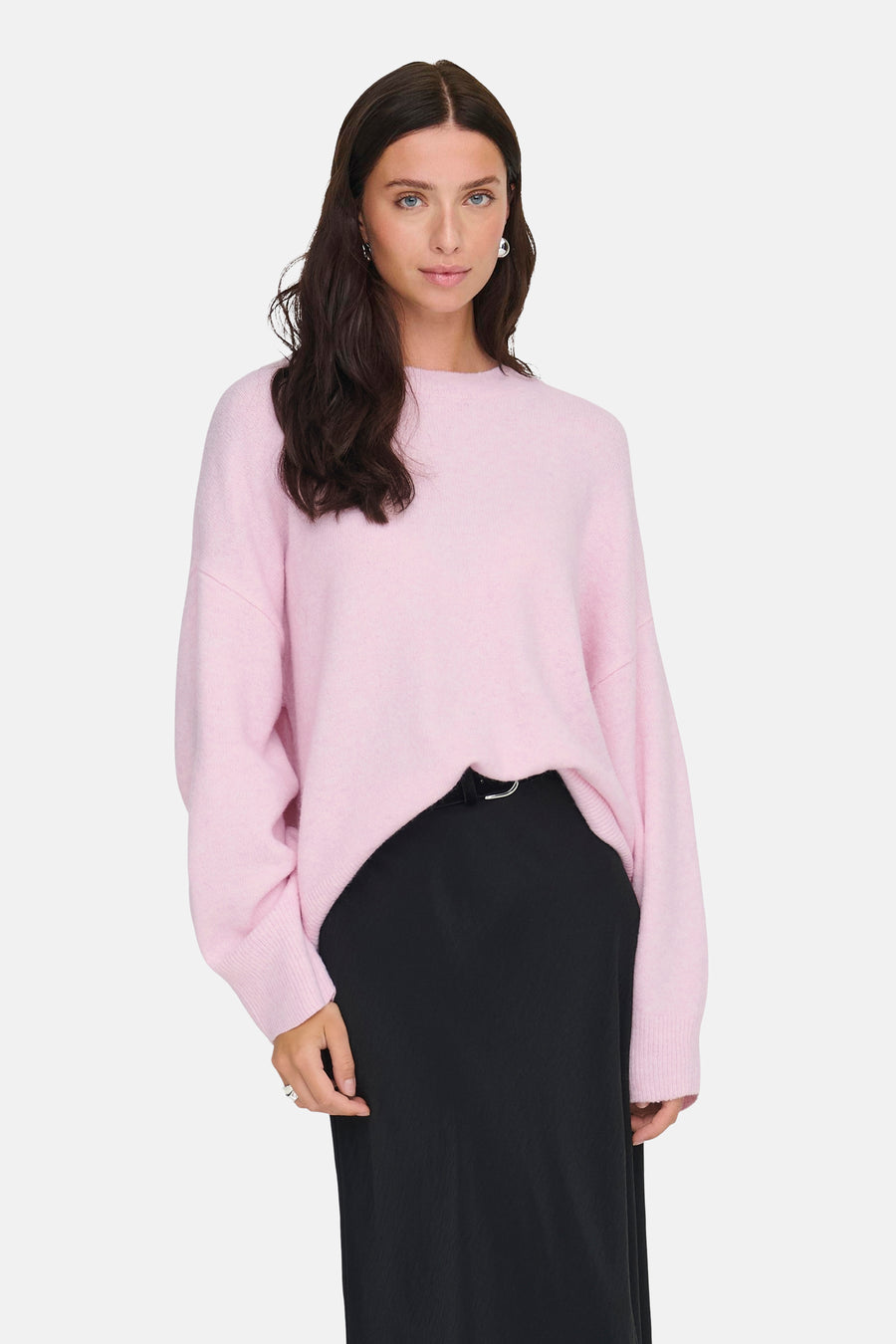 T-shirt rose avec col rond de JDY, porté avec une longue jupe noire et des bottes noires.