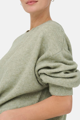 T-shirt vert avec col rond de JDY, version courte avec manches volumineuses et boucles d'oreilles argentées.