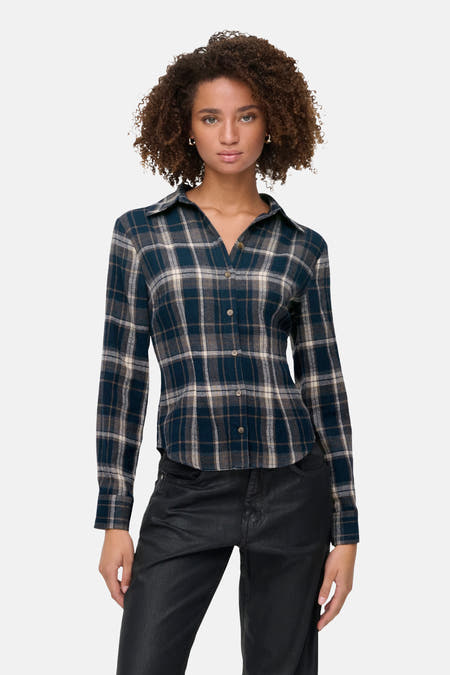 Chemise bleue à manches longues de JDY, portée avec un pantalon noir et des baskets marrons.