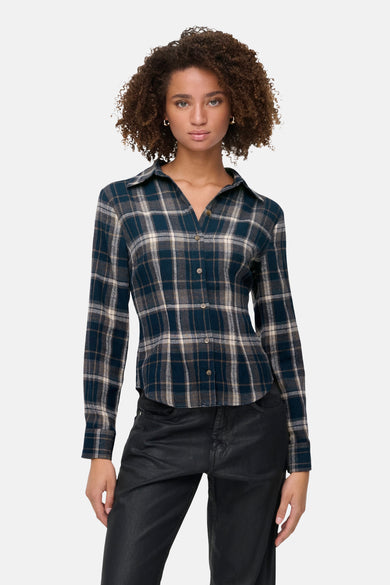 Chemise bleue à manches longues de JDY, portée avec un pantalon noir et des baskets marrons.