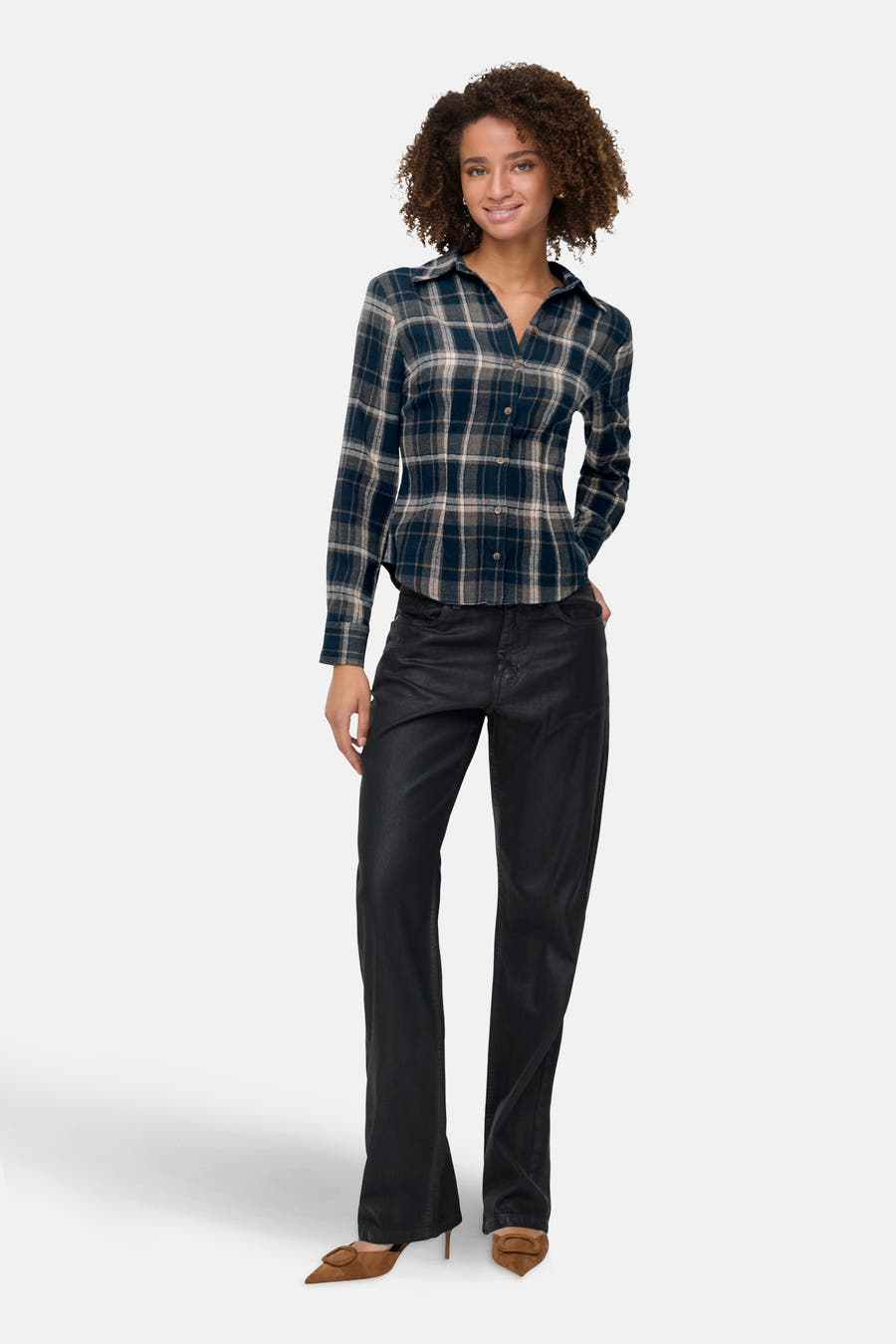 Blauw overhemd met lange mouwen van JDY, met een ruitpatroon gedragen met een zwarte broek en bruine hakken.

