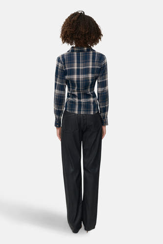 Chemise bleue à manches longues de JDY, avec un motif à carreaux et un pantalon noir.