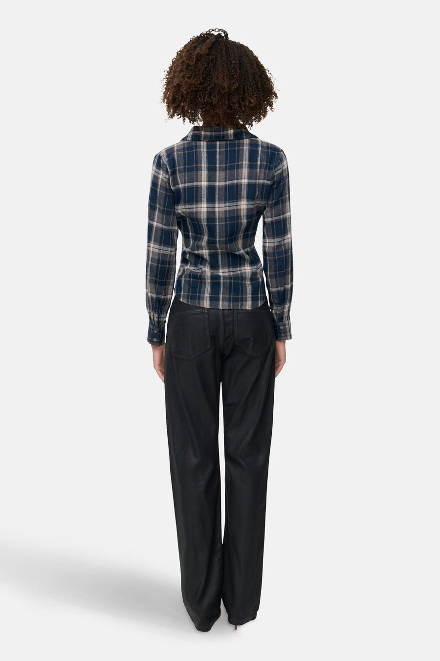 Chemise bleue à manches longues de JDY, avec un motif à carreaux et un pantalon noir.