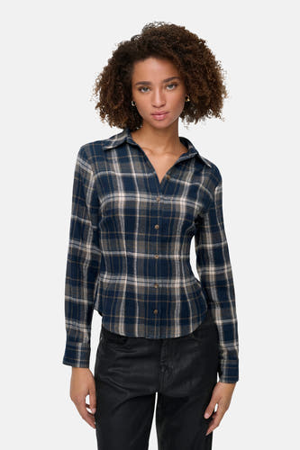Blau,, geruit overhemd met lange mouwen van JDY, gedragen met zwarte jeans.

Traduction en français :
Chemise bleue à carreaux à manches longues de JDY, portée avec des jeans noirs.