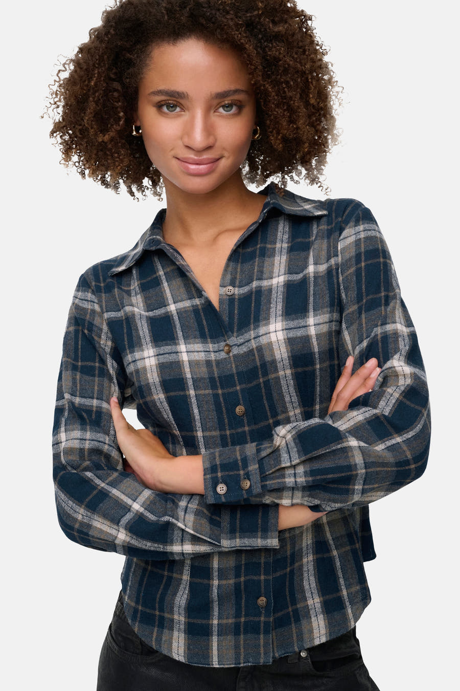 Chemise bleue à manches longues de JDY, avec un motif rayé et des bras croisés.