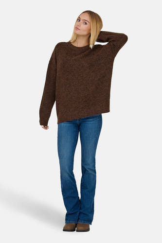 Pull marron avec col rond de ONLY, porté avec des jeans bleus et des bottes marrons.