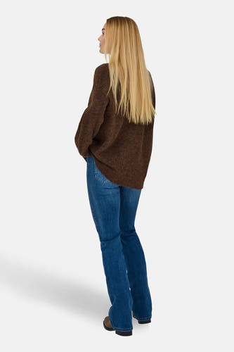Pull marron avec col rond ONLY, avec des manches longues et porté avec un pantalon de cuir.