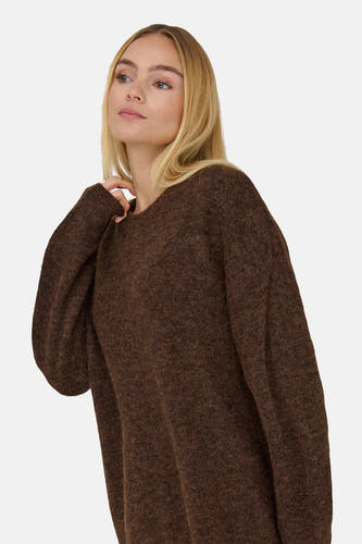 Pull marron avec col rond de ONLY, porté par un modèle aux cheveux blonds.