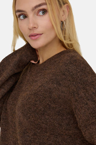 Pull marron avec col rond ONLY, version courte, avec une douce texture et des boucles d'oreilles couleur argent.