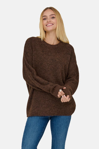 Pull marron avec col rond ONLY, à longues manches, associé à un jean bleu.