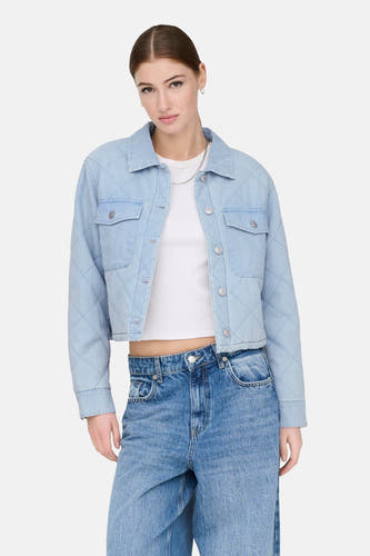 Veste en jean de couleur bleu clair en denim de ONLY, avec fermeture à boutons et poches poitrine, portée avec un haut blanc et un jean.