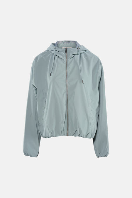 Manteau court vert de ONLY® avec capuchon, ceinture élastique et longues manches, vu sur l'arrière.