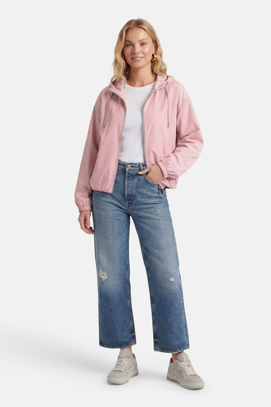 Manteau rose de ONLY®, avec capuche, longues manches, fermeture éclair et porté avec un t-shirt blanc et des jeans bleus.