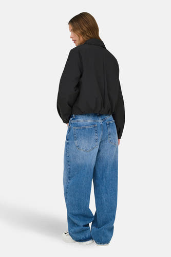 Veste courte noire ONLY®, à manches longues et avec un col.