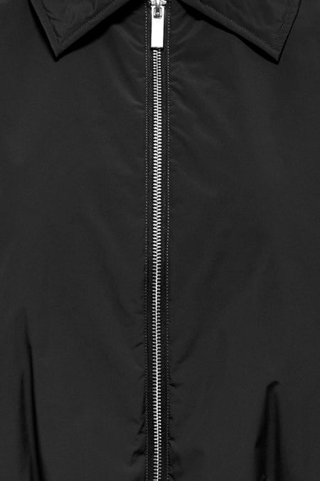 Manteau noir de ONLY, avec une fermeture éclair argentée au milieu et un col.
