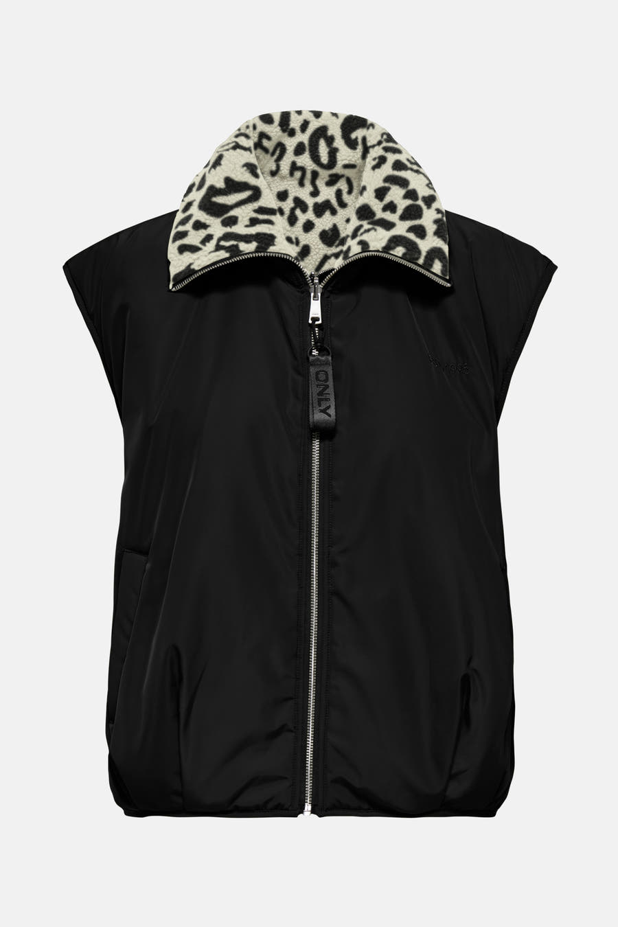 Zwarte bodywarmer van ONLY met een kraag van luipaardbont en een zilveren ritssluiting.