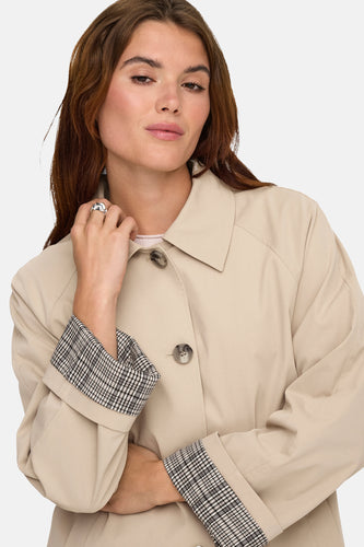 Beige jas van ONLY® met knopen en omgeslagen mouwen met ruitjespatroon.