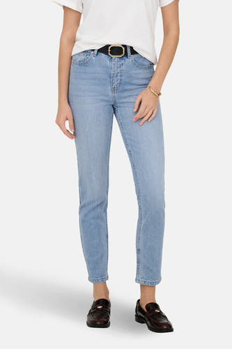 Jean mom en denim bleu clair de ONLY, porté avec un t-shirt blanc, une ceinture noire et des loafers marrons.