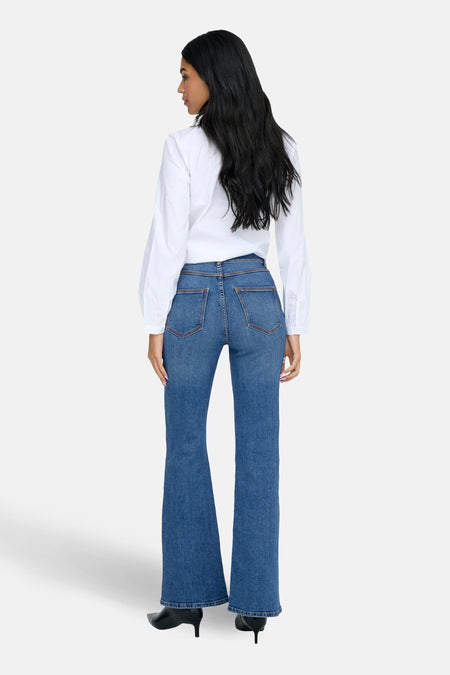 Jean flare en denim bleu de ONLY, avec des longues jambes et une taille classique.