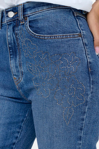 Jean flare bleu moyen de ONLY®, avec des détails strass sur l'avant.