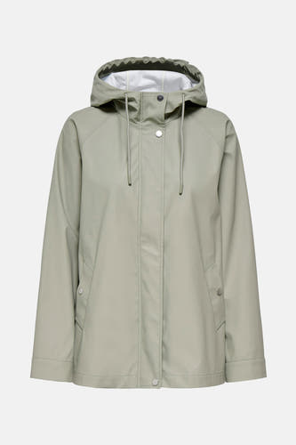 Kaki regenjas de ONLY avec capuchon et boutons argentés sur un fond blanc.