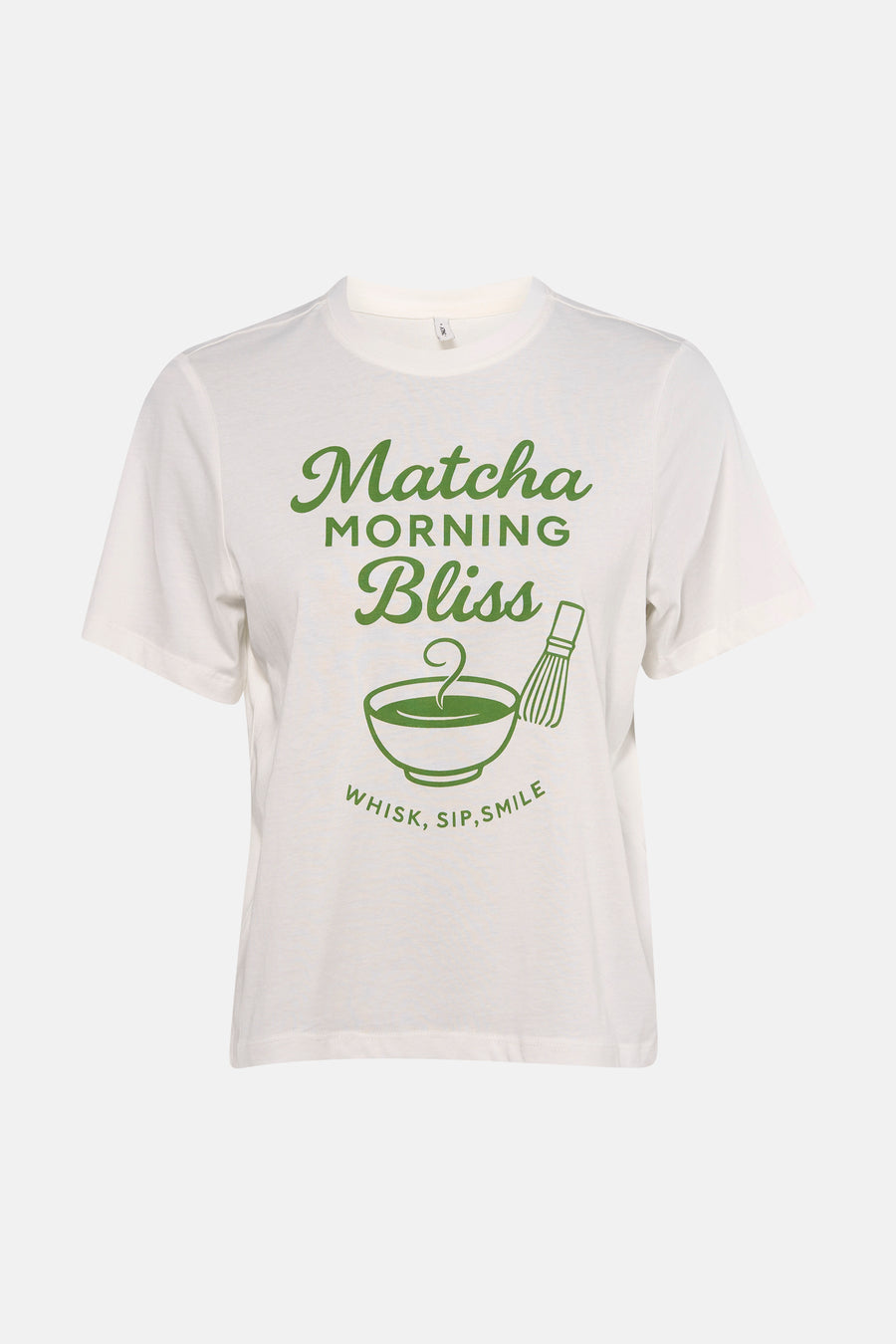 T-shirt blanc à manches courtes ONLY® avec imprimé vert 'Matcha Morning Bliss', un bol de matcha et un fouet.