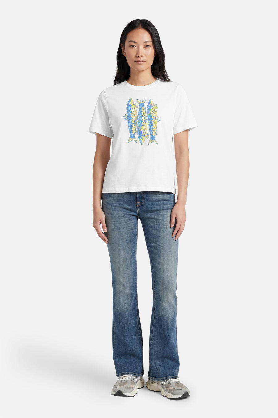 T-shirt blanc à manches courtes ONLY, avec un motif de poisson bleu et jaune.