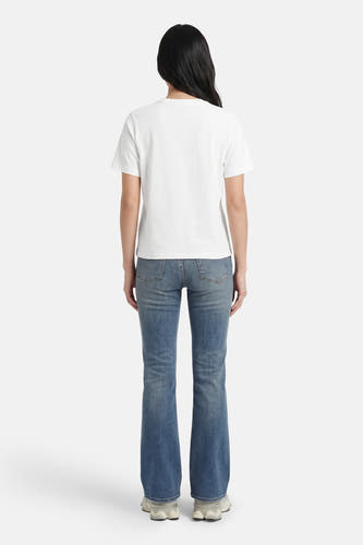 T-shirt blanc à manches courtes ONLY, vu de dos, combiné avec un jean bleu.