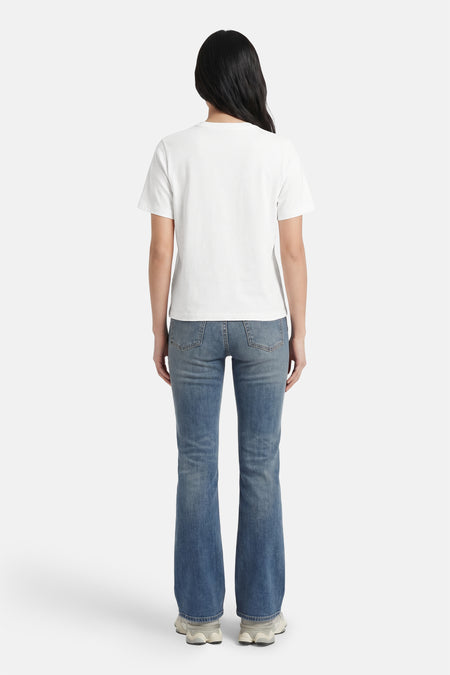 T-shirt blanc à manches courtes ONLY, vu de dos, combiné avec un jean bleu.