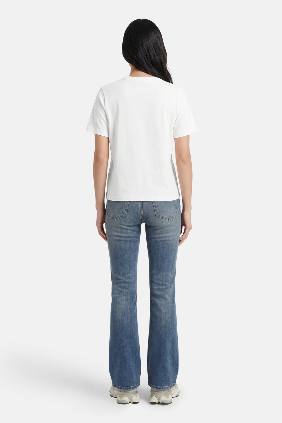 T-shirt blanc à manches courtes ONLY, vu de dos, combiné avec un jean bleu.
