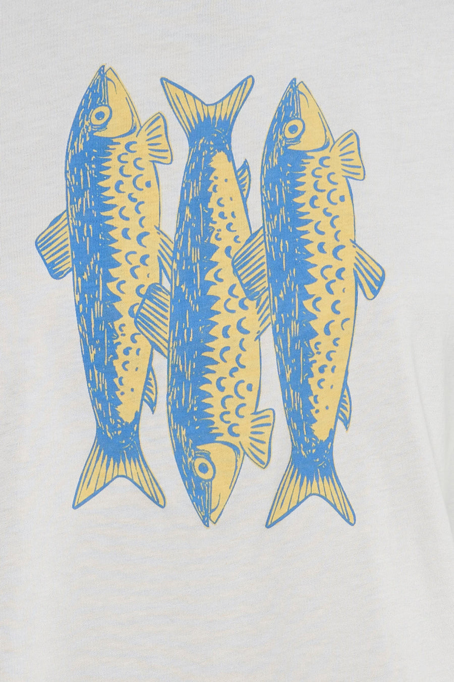 T-shirt blanc à manches courtes ONLY, avec un imprimé de trois poissons bleus et jaunes.