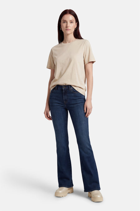 Ecru T-shirt met korte mouwen van ONLY, gedragen met donkere jeans en crèmekleurige schoenen met dikke zolen.
