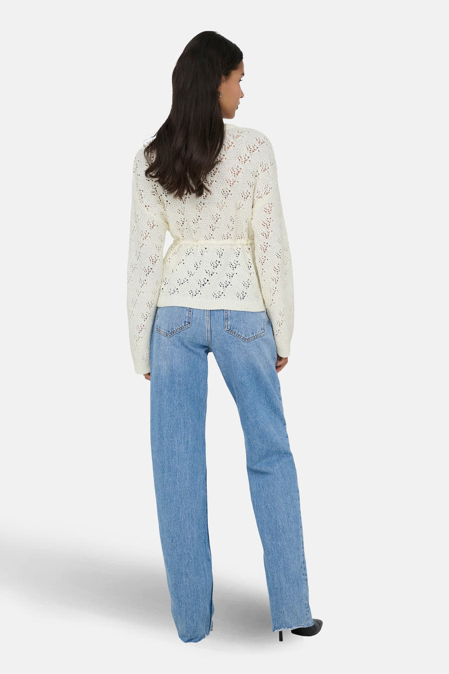 Gilet écru de ONLY avec un motif tricoté, porté avec un jean bleu.