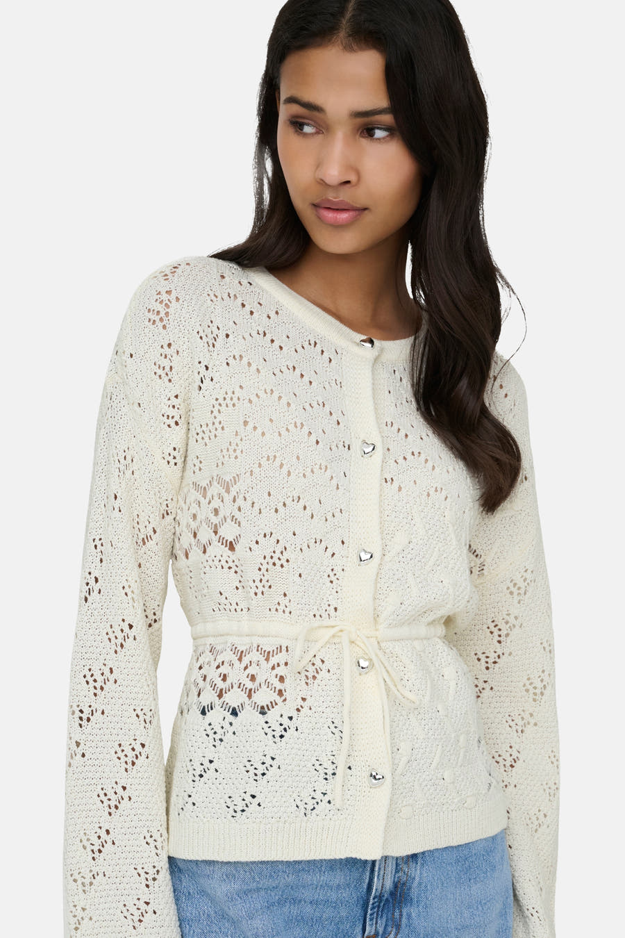 Gilet écru de ONLY®, avec un motif de dentelle ouvert, des manches longues et des boutons en forme de cœur.