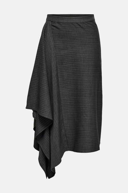 Jupe grise de JDY avec un modèle asymétrique et une impression rayée.