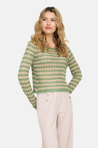 Pull vert avec col rond de ONLY, avec un motif zigzag et des manches longues, porté avec un pantalon beige.