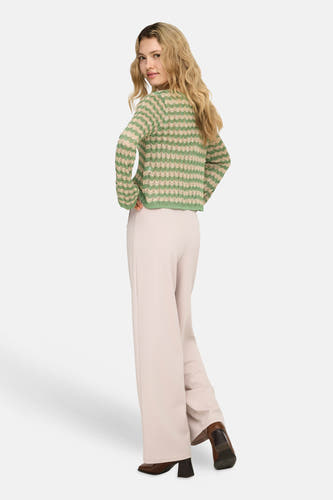 Pull vert avec col rond de ONLY, à motif rayé, porté avec un pantalon crème et des talons marron.