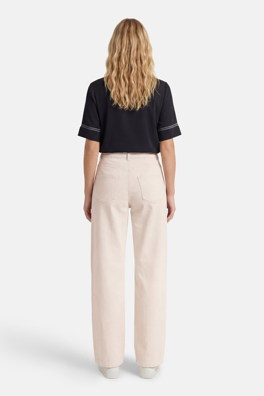 Jean de couleur beige de JDY, vue de dos, avec jambes larges et poches arrière.