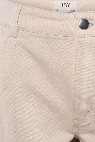 Jean de couleur beige de JDY, avec un tissu uni et une fermeture à boutons argentés.
