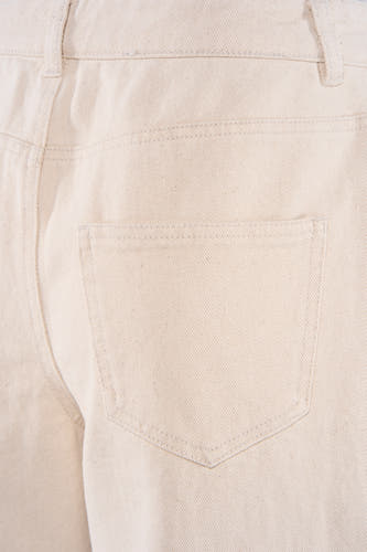 Jean de couleur beige de JDY, gros plan de l'arrière avec une seule poche et des passants de ceinture.