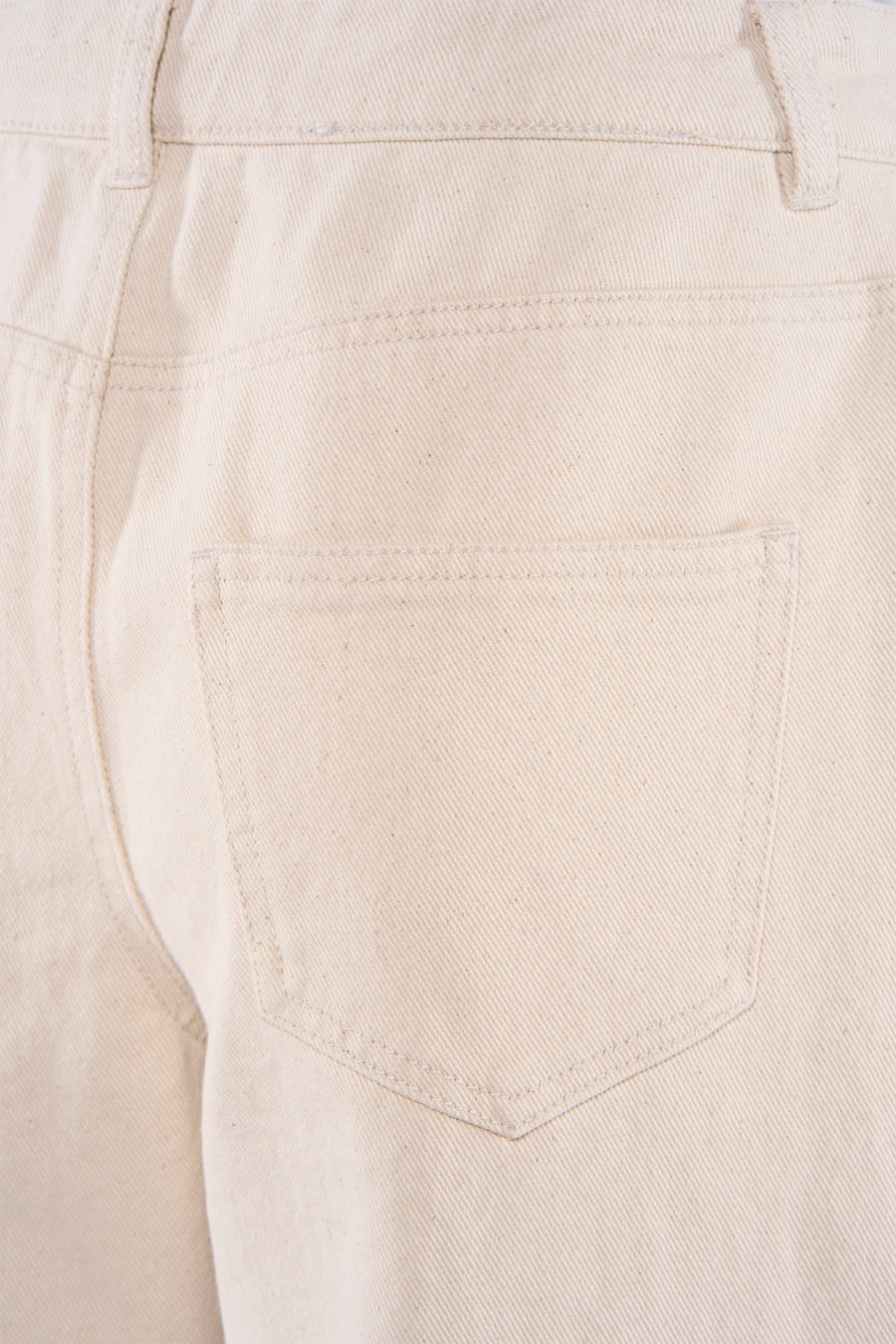 Jean de couleur beige de JDY, gros plan de l'arrière avec une seule poche et des passants de ceinture.