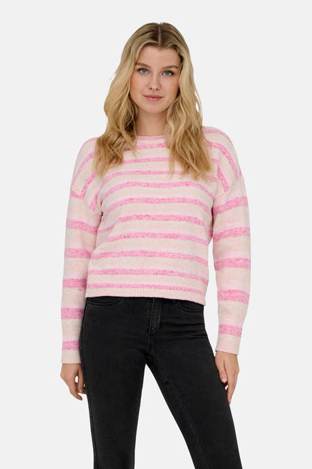 Pull rose à col rond de ONLY, avec motif rayé et manches longues, combiné avec un jean noir et des bottes.