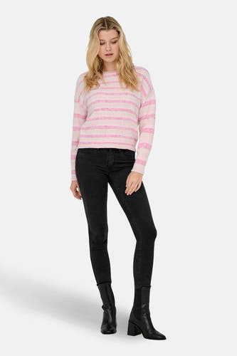 Roze trui met ronde hals van ONLY, met gestreept patroon en lange mouwen, gecombineerd met zwarte jeans en laarzen.
