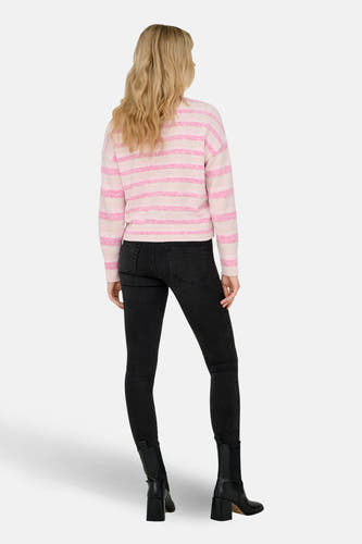 Pull rose à col rond de ONLY®, avec des rayures et porté avec un jean noir et des bottes.